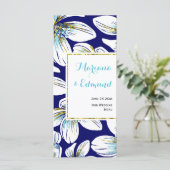 Carte de menu de mariage bleu marine à motif flora (Debout devant)