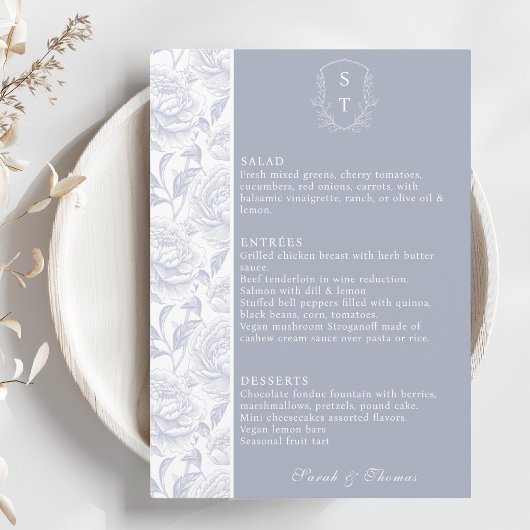 Carte de menu de mariage Dusty Blue Monogram Crest