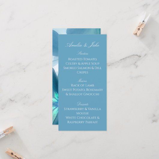 Carte de menu de mariage florale bleue moderne (Devant/Arrière en situation)