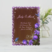 Carte de menu de mariage florale violette en bois  (Debout devant)
