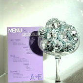 Carte de menu de mariage violet et argent avec nom