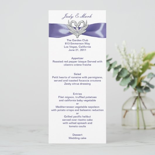 Carte de menu Mariage pour cygnes en argent violet (Debout devant)