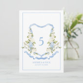 Carte de monogramme à blason d'hortensia bleu (Debout devant)
