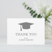 Carte de mortier gris simple Graduation moderne (Debout devant)