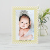 Carte de naissance moderne jaune beige pour bébé (Debout devant)