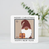 Carte de Noël avec un gnome de Noël mignon dans de (Debout devant)