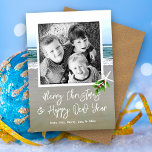 Carte de Noël Beach Sand<br><div class="desc">Cartes de Noël de la plage de l'océan. Customisez avec un salut et une signature. Ajoutez une photo de famille au modèle carré,  avec un peu d'étoile de mer et un morceau de saint dans le coin. Reverse est une image de sable brun.</div>