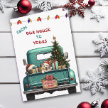 Carte de Noël Camion de ferme à marionnettes du La<br><div class="desc">Un pick-up bleu turquoise porte un arbre de Noël décoré et des paquets cadeaux sur le devant de cette jolie carte de Noël. Un adorable Labrador Retriever Puppy Dog porte un chapeau de Père Noël rouge et blanc et regarde depuis la porte arrière. Un panneau en bois rustique sur le...</div>