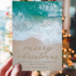 Carte de Noël Coastal Beach<br><div class="desc">Simple carte de vacances de noël de plage avec un littoral de sable tropical,  mer bleu turquoise,  le slogan festif "joyeux noël" écrit dans le sable,  un message personnalisé,  et votre nom de famille.</div>