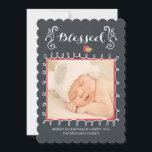 Carte de Noël de famille au tableau noir bénie<br><div class="desc">Envoyez une carte de Noël unique cette année que votre famille et vos amis adoreront. Notre carte de Noël photo moderne présente un cadre blanc et rouge fantaisiste pour votre photo avec des fioritures de support stylées mettant en valeur la typographie disant "bénie" sur un fond de tableau noir noir...</div>