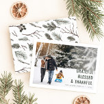 Carte de Noël de la famille Grateful & Thankful<br><div class="desc">Profitez de la chaleur de la saison avec cette élégante "Carte de Noël Grateful & Thankful Family". Doté d'une belle scène hivernale avec des arbres enneigés, ce design rustique et moderne célèbre la gratitude, les bénédictions et la famille. L'esthétique minimaliste avec des verts et des blancs terreux crée un ton...</div>
