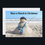 Carte de Noël de plage - Sculpture de sable Snowma<br><div class="desc">Carte de Noël de plage - Stand Sculpture Snowman Mes nièces, ami, et j'ai découvert que la sculpture de sable n'est pas une tâche facile! Même quelque chose de si simple ! Mais nous sommes très heureux de notre bonhomme de neige. Bravo à ceux qui sortent et font de véritables...</div>