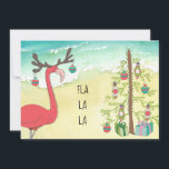 Carte de Noël du Flamant rose de vacances Beach<br><div class="desc">Notre carte de vacances amusante comporte un flamant rouge vif portant des bois de rennes décorés de boules de Noël. Un pin chargé d'ornements indique clairement qu'il s'agit d'une carte de Noël. La plage de sable fin et les vagues de l'océan font savoir aux gens que vous êtes en Floride....</div>