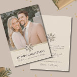 Carte de Noël Elegant Couple<br><div class="desc">Découvrez l'esprit de la saison grâce à notre Elegant Couple's Christmas Flat Card. L'avant présente une photo raffinée ornée d'un motif gracieux de flocon de neige, tandis que l'arrière comporte un arrière - plan léger qui souligne le flocon de neige en haut. Customisez le message "Joyeux Noël" et ajoutez une...</div>