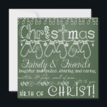 Carte de Noël Green Chalkboard<br><div class="desc">Tout est joyeux sur notre carte de carré de Noël Green Chalkboard Photo avec du texte blanc sur un arrière - plan de tableau vert avec un chapelet de mitaines, des lumières d'arbres, des flocons de neige, des saints, des coeurs et des ornements. Vous pouvez facilement customiser cette carte photo...</div>