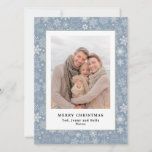 Carte de Noël Motif bleu Dusty<br><div class="desc">Avez-vous cherché un modèle do-it-yourself qui se coordonnera avec votre photo de Noël? Votre recherche est terminée. J'ai conçu ce modèle pour correspondre facilement et rapidement à n'importe quelle photo de neutre à orange vif. Pour commencer, j'ai choisi un motif arrière - plan très traditionnel pour encadrer votre photo et...</div>