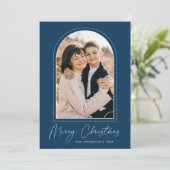 Carte de Noël Navy Blue avec arche enneigée pour p (Debout devant)