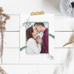 Carte de Noël photo Holly Branches<br><div class="desc">Simple mais frappante,  ces cartes de Noël à branches saintes seront parfaites pour envoyer à votre famille et à vos amis cette saison des Fêtes. Le design est facile à personnaliser pour les rendre uniques à vous et à votre famille.</div>