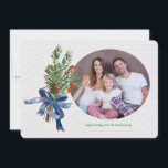 Carte de Noël Pins Baies et Arc<br><div class="desc">Une carte de vœux photo pour les fêtes non confessionnelle comportant votre photo préférée et un bouquet de pin, de baies et de pomme de pin noué avec un ruban bleu. (Photo par gpointstudio sur Freepik). (Image par pikisuperstar sur Freepik). La carte est facile à personnaliser avec votre texte, police...</div>