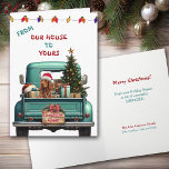 Carte de Noël pour camion de ferme rétro-chien de<br><div class="desc">Un pick-up bleu turquoise porte un arbre de Noël décoré et des paquets cadeaux sur le devant de cette jolie carte de Noël. Un beau chien irlandais Setter donne sur la porte arrière. Un panneau en bois rustique sur le pare-chocs arrière dit "Cheer de Noël". En haut de la carte...</div>
