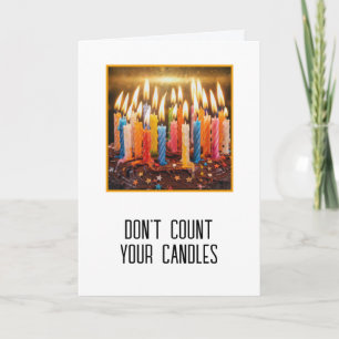 Carte De nombreuses bougies d'anniversaire sur un gâteau