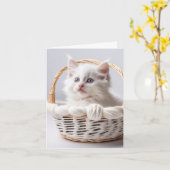 Carte de note de la chaton blanche dans le panier (Fleur jaune)