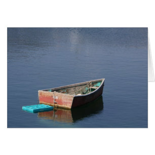 Carte de note rouge vierge à bord d'un bateau