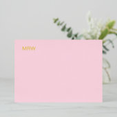 Carte de note simple en rose pâle avec monogramme  (Debout devant)