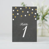 Carte de numéro de table avec confettis or et blan (Debout devant)