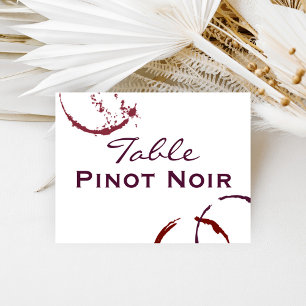 Carte de numéro de table avec tache de vin rouge r