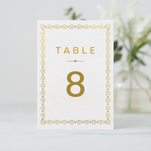 Carte de numéro de table de mariage Art Déco dorée (Debout devant)