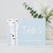Carte de numéro de table de mariage bleue en bois (Debout devant)