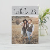 Carte de numéro de table de mariage en gris rustiq (Debout devant)