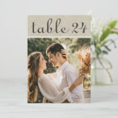 Carte de numéro de table de mariage en lin rustiqu (Debout devant)