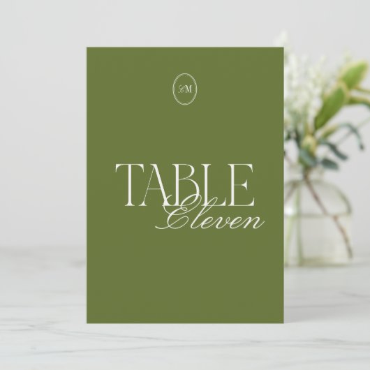 Carte de numéro de table de mariage en vert olive  (Debout devant)