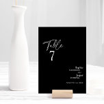 Carte de numéro de table de Mariage noir classique<br><div class="desc">Cette carte de numéro de table classique moderne en mariage noir est parfaite pour votre mariage moderne et élégant. Ce design est composé de calligraphie simple et blanche sur un arrière - plan noir foncé pour correspondre à votre mariage traditionnel classique ou à votre mariage boho minimaliste au printemps, en...</div>