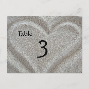 Carte de numéro de table du coeur de sable de plag