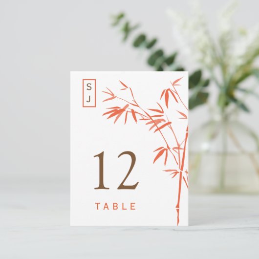Carte de numéro de table en bambou à monogramme |  (Debout devant)