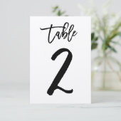 Carte de numéro de table en kraft avec lettrage ch (Debout devant)