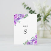Carte de numéro de table florale violette minimali (Debout devant)