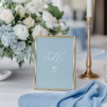 Carte de numéro de table Mariage bleu blanc et ble<br><div class="desc">Donnez le ton à votre élégante fête balnéaire avec cette carte de numéro minimaliste de table de la collection Coastal Chic. Doté d'un script bleu poussiéreux doux sur un arrière - plan blanc propre, il apporte une sophistication sans effort à votre paysage de table mariage. Parfait pour les mariages à...</div>