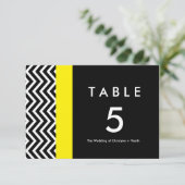 Carte de numéro de table moderne Chevron noir et j (Debout devant)