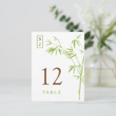 Carte de numéro de table Monogram Bamboo | Vert et (Debout devant)