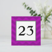 Carte de numéro de table Purple Chevron Stripes (Debout devant)