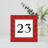 Carte de numéro de table Red Chevron Stripes Party (Debout devant)