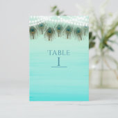 Carte de numéro de table rustique avec plumes de p (Debout devant)