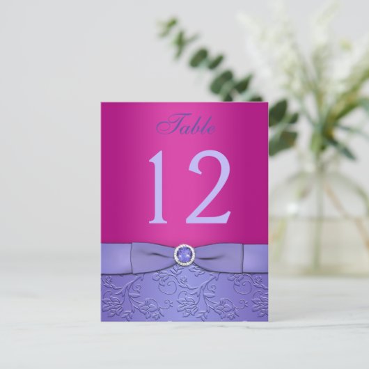Carte de numéro de table violette RIBBON Fuchsia I (Debout devant)
