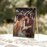 Carte de numéro de tableau photo élégante<br><div class="desc">Guidez vos invités avec élégance grâce à notre Elegant Photo Table Number Card, une touche unique pour votre réception de mariage. Dotée d'un design minimaliste et d'une calligraphie moderne, cette carte combine des numéros de table avec une photo chère, ajoutant un élément personnel et élégant à chaque table. C’est une...</div>