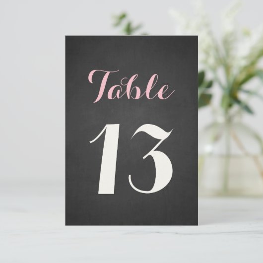 Carte de numéros de table écriture rose et blanc s (Debout devant)