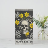 Carte de Pâques crâne joyeuse avec jonquilles, lap (Debout devant)